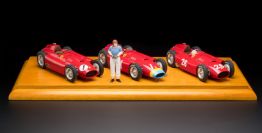 CMC Exclusive  Ferrari Ferrari D50 - Lucky Set 2018 „Fangio“ - Red