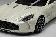 FrontiArt 2009 Aston Martin Aston Martin ONE-77 - BIANCO VENATO MET - RED - Pearl White