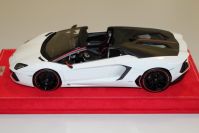 MR Collection 2015 Lamborghini Lamborghini Aventador LP 700-4 Roadster PI White Isis