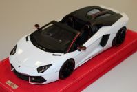 MR Collection 2015 Lamborghini Lamborghini Aventador LP 700-4 Roadster PI White Isis