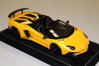 MR Collection 2015 Lamborghini Lamborghini Aventador LP750-4 Roadster SV - GIALLO ORION - Orion Yellow